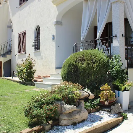 Casa Tanaunella 펜션 부도니